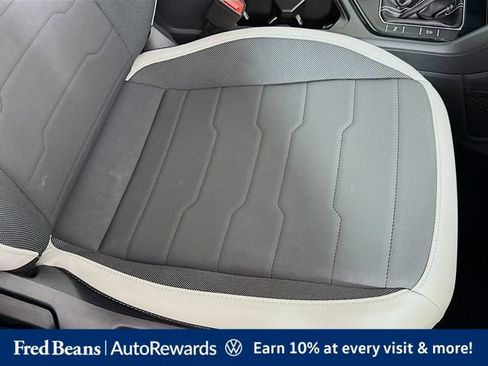 Used 2025 Volkswagen Taos SE AWD/4WD image 37