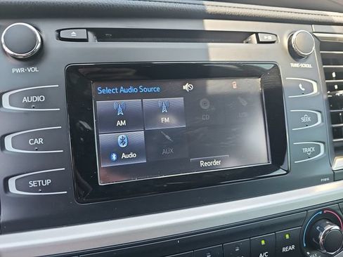 Used 2019 Toyota Highlander LE FWD image 16