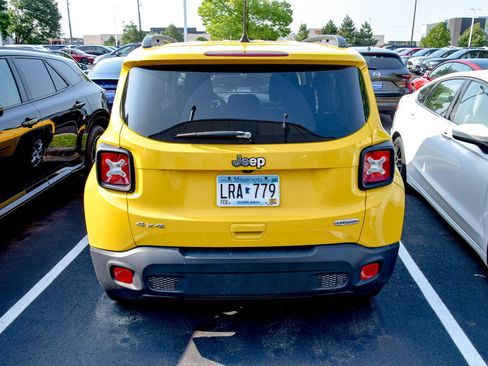 Used 2018 Jeep Renegade Latitude AWD/4WD image 16