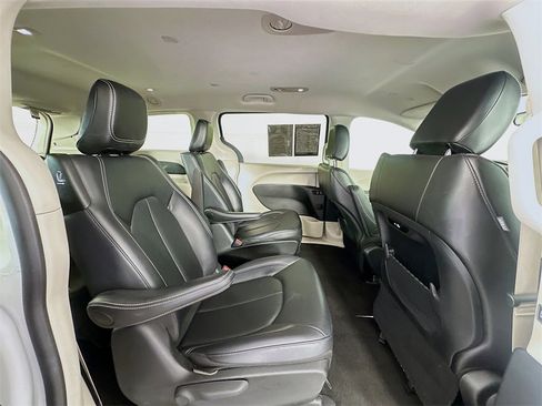 Used 2024 Chrysler Pacifica Select image 28