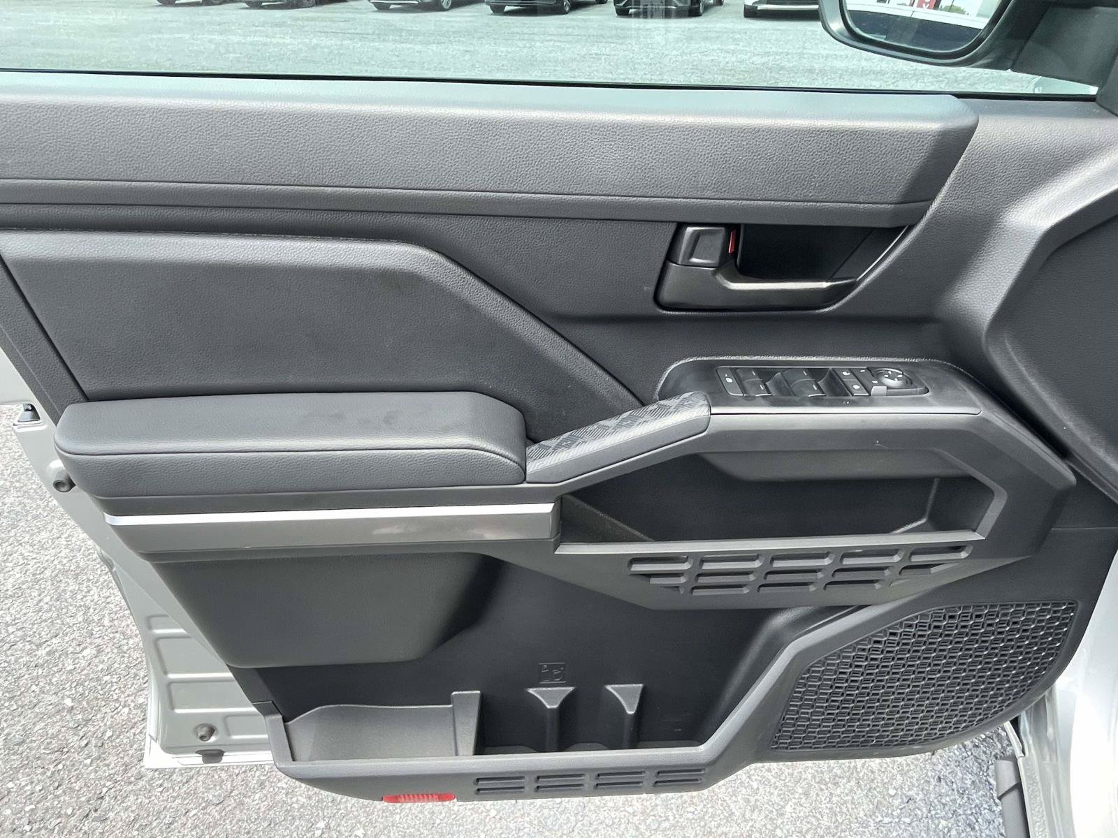 Used 2025 Toyota Tacoma SR5 AWD/4WD image 15