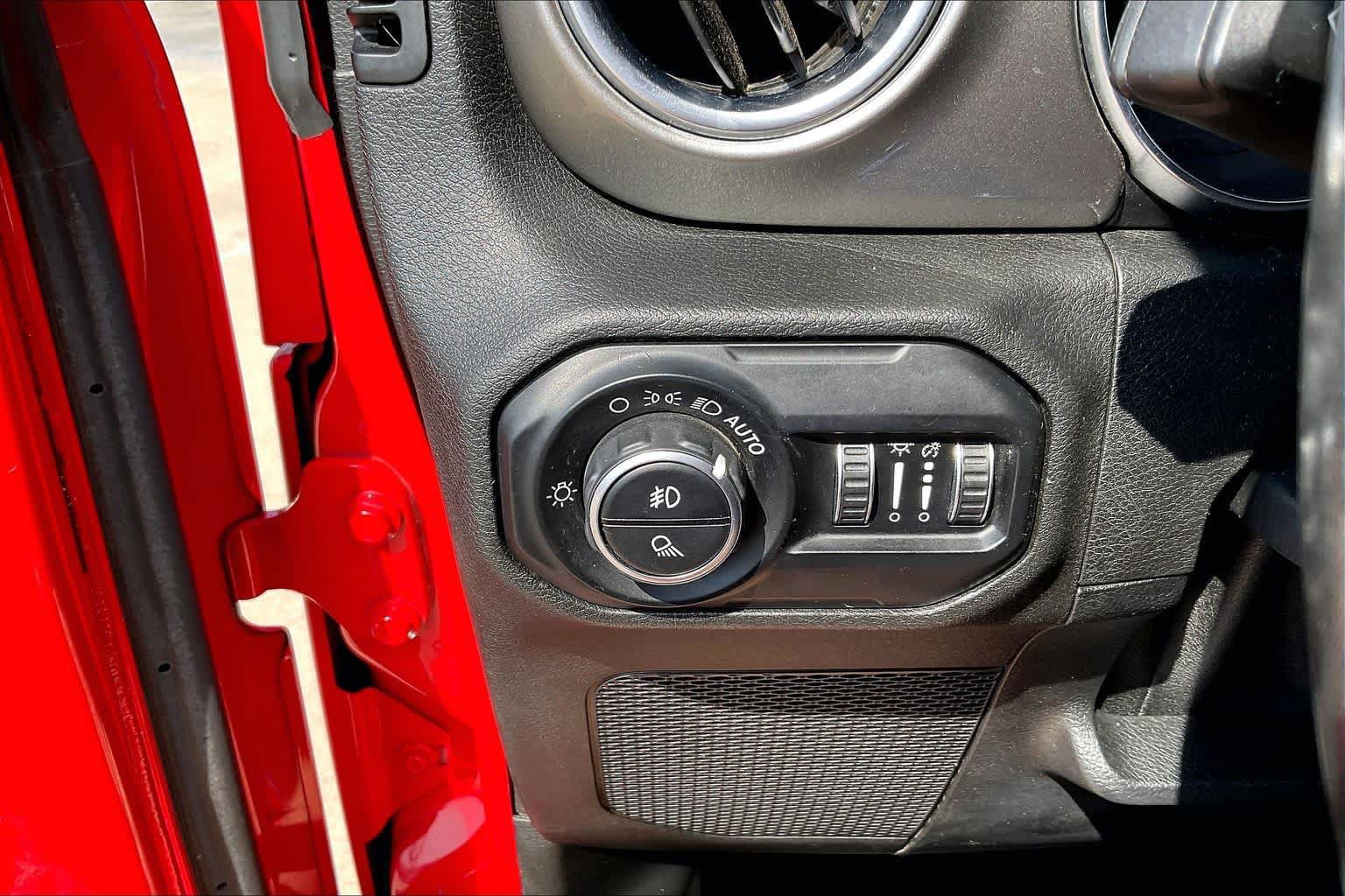 Used 2020 Jeep Gladiator Overland AWD/4WD image 33