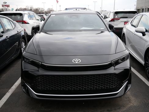 Used 2025 Toyota Crown XLE image 2