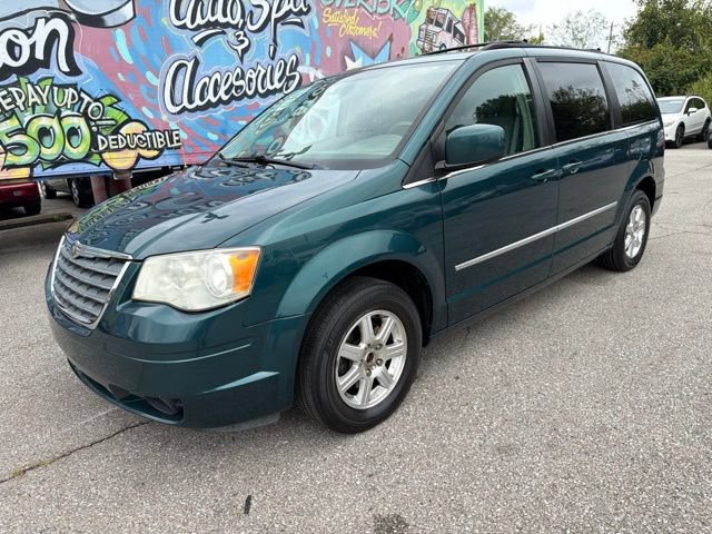 Used 2009 Chrysler Town & Country Touring w/ Entertainment Group #2 FWD image 3