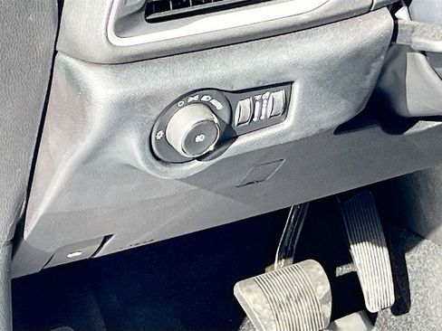 Used 2025 Chrysler Pacifica Select image 10