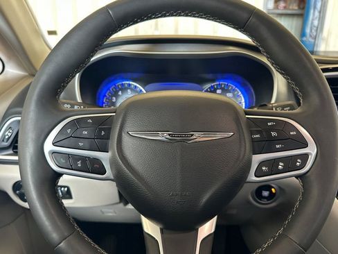 Used 2023 Chrysler Pacifica Touring-L FWD image 24