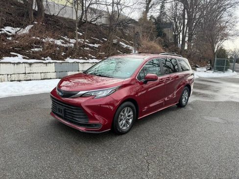 Used 2021 Toyota Sienna LE image 3