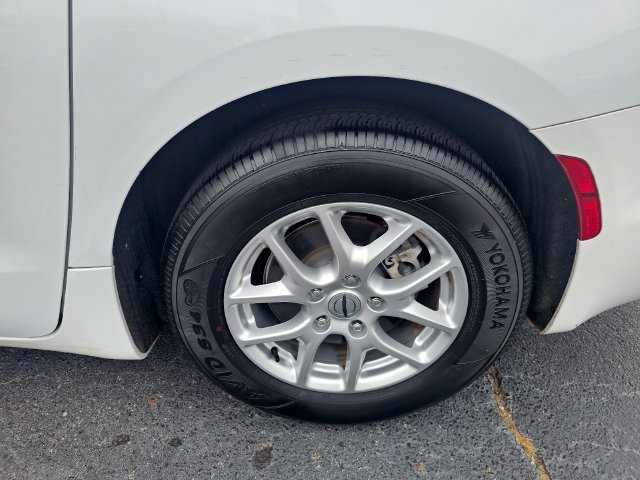 Used 2023 Chrysler Pacifica Touring-L FWD image 12