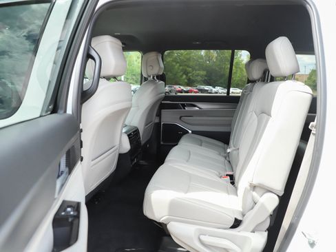 Used 2025 Jeep Wagoneer Series II w/ 8-Passenger Seating Package AWD/4WD image 14