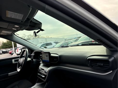 Used 2023 Ford Explorer XLT image 25