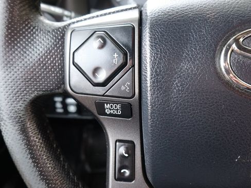 Used 2017 Toyota Tacoma TRD Off-Road w/ Premium & Technology Package AWD/4WD image 30