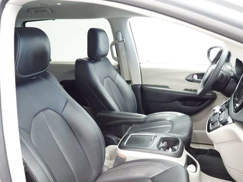Certified 2024 Chrysler Pacifica Touring-L FWD image 19
