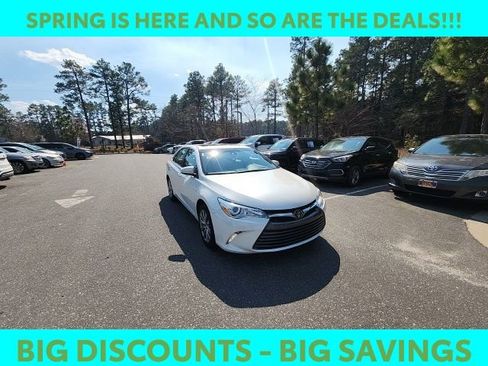 Used 2015 Toyota Camry XLE w/ Moonroof Package image 3