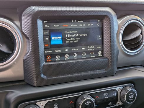 Used 2020 Jeep Wrangler Unlimited Sahara image 25