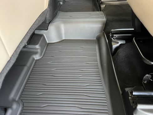 Used 2022 Ford Explorer XLT w/ Equipment Group 202A AWD/4WD image 19