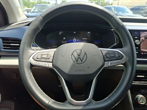 Certified 2023 Volkswagen Taos SE FWD image 18