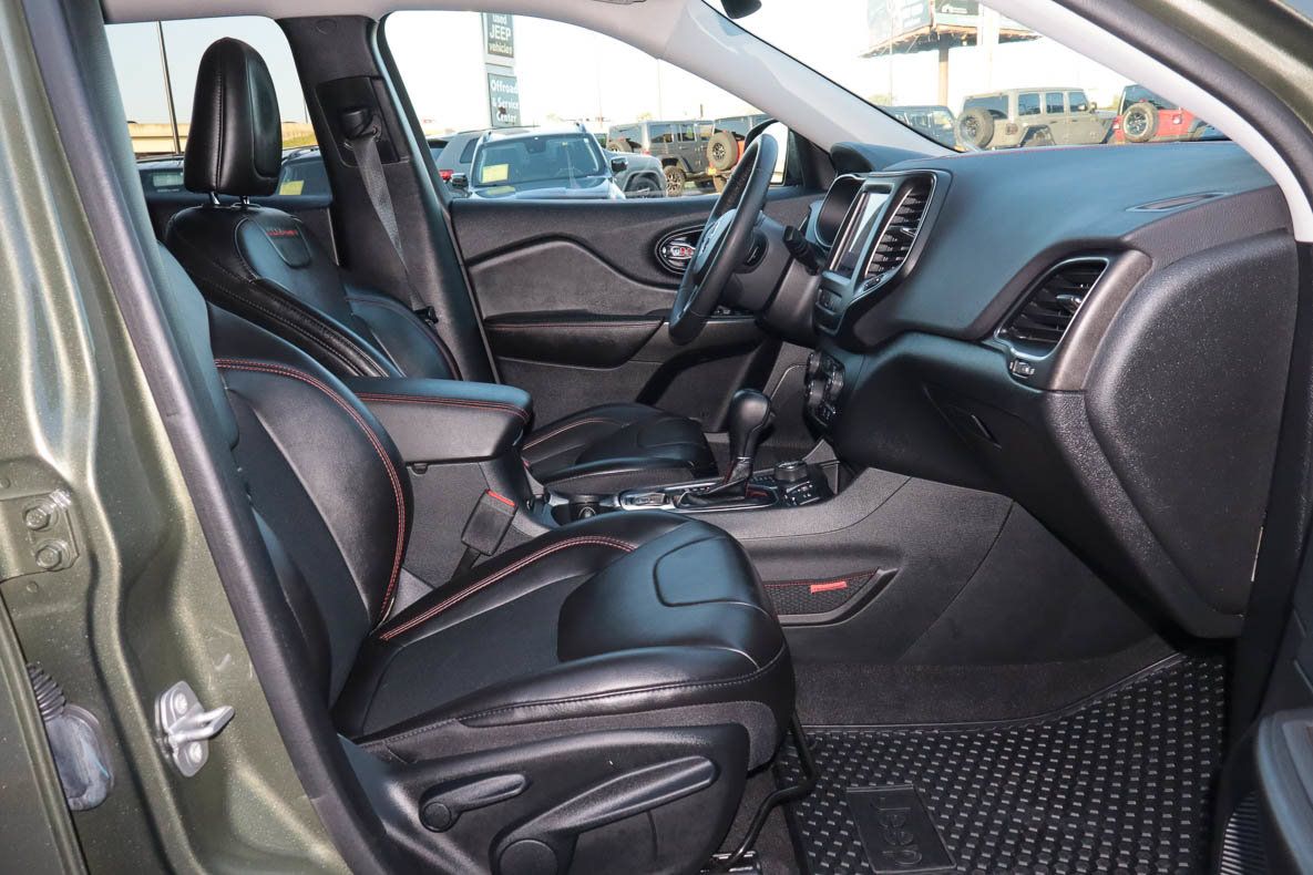 Used 2021 Jeep Cherokee Trailhawk w/ Comfort/Convenience Group AWD/4WD image 24