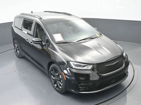 Used 2023 Chrysler Pacifica Limited w/ S Appearance Package image 57