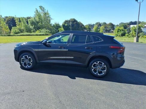 Used 2024 Chevrolet Trax LT w/ Driver Confidence Package image 8