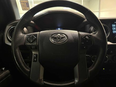 Used 2017 Toyota Tacoma TRD Off-Road image 11