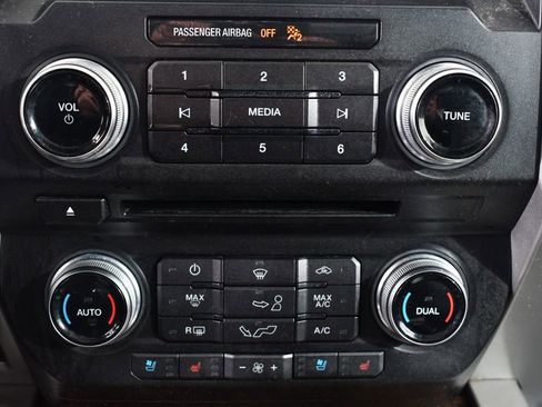 Used 2018 Ford F150 Lariat w/ Equipment Group 502A Luxury image 29