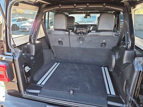 Used 2022 Jeep Wrangler Unlimited Rubicon w/ Trailer Tow Package image 33