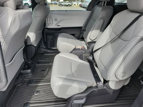 New 2026 Toyota Sienna XLE image 18