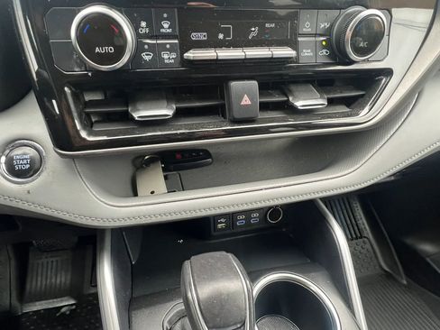 Used 2022 Toyota Highlander LE AWD/4WD image 25