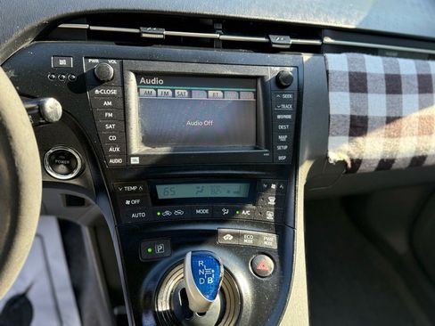 Used 2011 Toyota Prius Three image 9