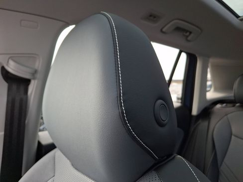 Used 2025 Volkswagen Tiguan SE image 13