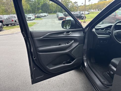 New 2025 Jeep Grand Cherokee Laredo X w/ Luxury Tech Group I image 15