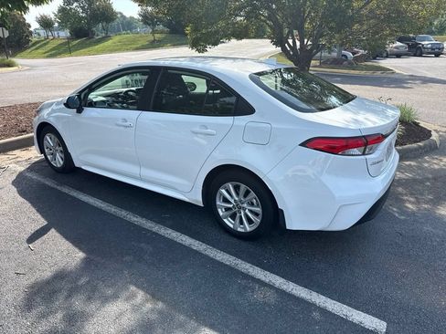 Used 2025 Toyota Corolla LE w/ LE Premium Package FWD image 2