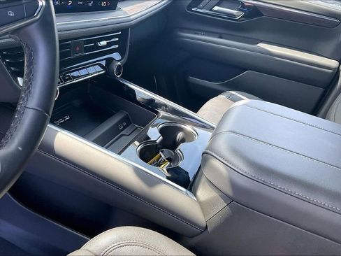 Used 2025 Chevrolet Suburban Z71 AWD/4WD image 18