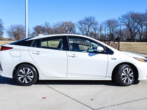 Used 2018 Toyota Prius Prime Premium image 5
