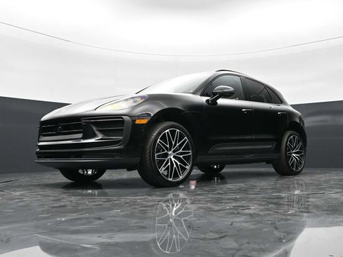 Certified 2025 Porsche Macan AWD/4WD image 40