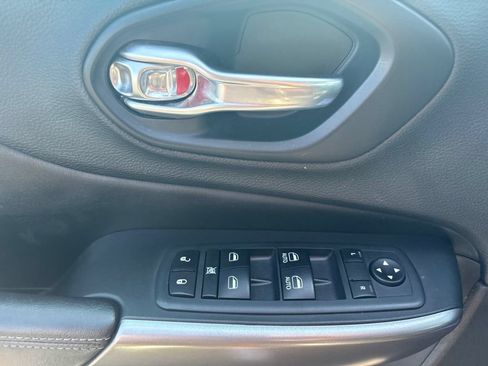 Used 2019 Jeep Cherokee Latitude Plus w/ Cold Weather Group AWD/4WD image 10