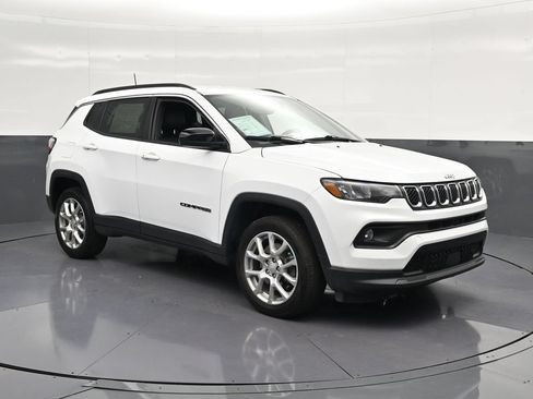 Used 2024 Jeep Compass Latitude AWD/4WD image 5