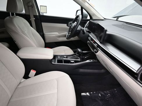 Certified 2025 Kia Sorento S w/ Panoramic Sunroof Package FWD image 11