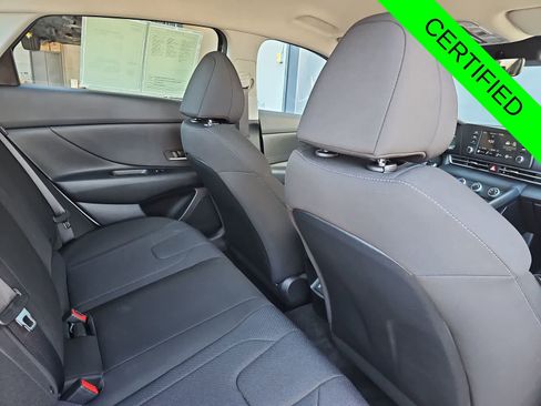 Used 2025 Hyundai Elantra SE image 16