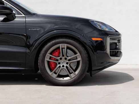 Certified 2025 Porsche Cayenne Turbo AWD/4WD image 11