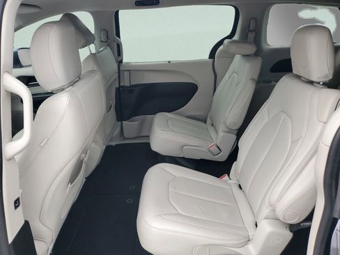 Used 2017 Chrysler Pacifica Touring-L image 13