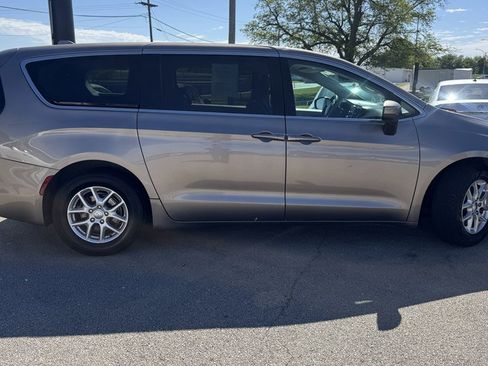 Used 2017 Chrysler Pacifica LX FWD image 11