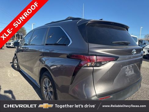 Used 2021 Toyota Sienna XLE image 7