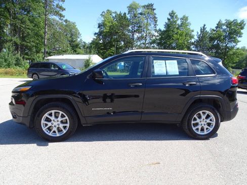 Used 2017 Jeep Cherokee Sport w/ Cold Weather Group AWD/4WD image 7