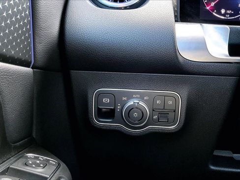 Used 2025 Mercedes-Benz GLB 250 image 34