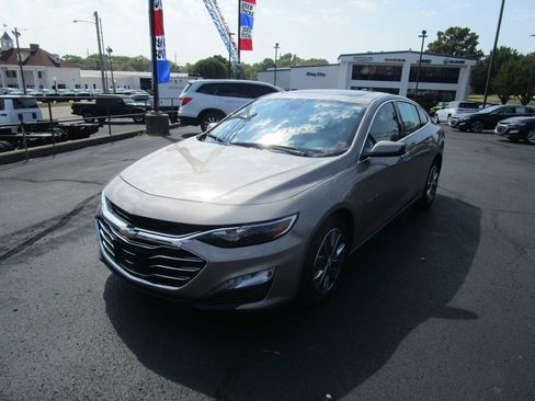 Used 2024 Chevrolet Malibu LT image 3