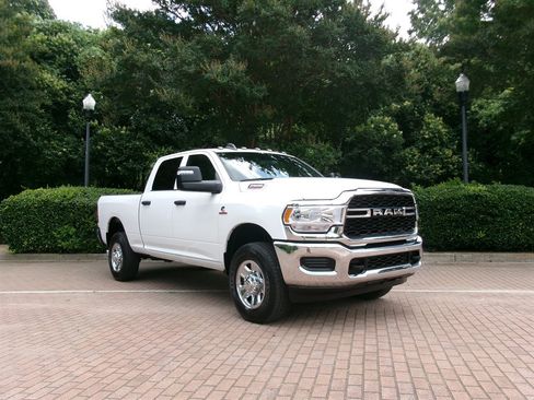 Used 2024 RAM 2500 Tradesman w/ Chrome Appearance Group AWD/4WD image 3