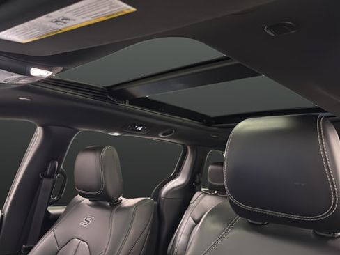 Used 2023 Chrysler Pacifica Touring-L w/ Uconnect Theater Family Group AWD/4WD image 12