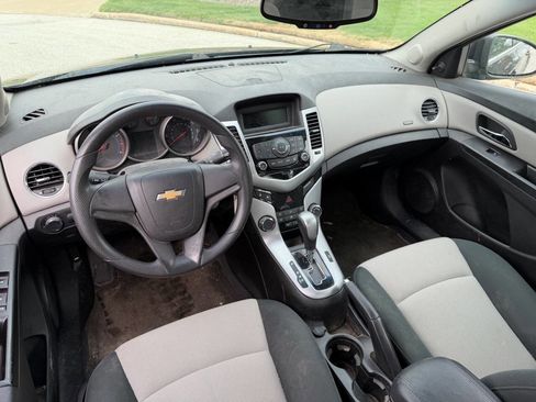 Used 2011 Chevrolet Cruze LS image 9
