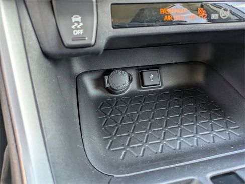 Used 2022 Toyota RAV4 LE image 27